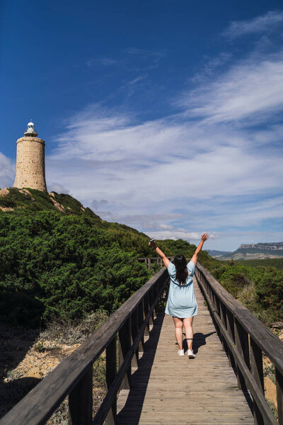 молодая девушка на пляже
