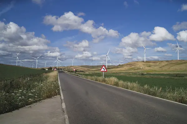 Tarlada rüzgar türbinleri