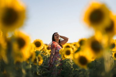 Bir buket ayçiçeğiyle genç bir kız.