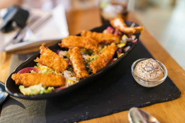 Soslu kızarmış tavuk kanadı.