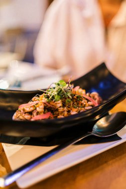 Sebzeli biftek ve sos.