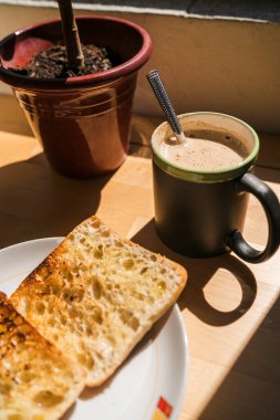 Kahve ve kahvaltı bir kafede.