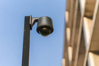 CCTV kamera ile mavi gökyüzü arka plan