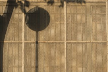 Duvardaki duvarın gölgesi.