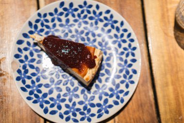 Reçelli ve taze meyveli lezzetli ev yapımı turta.