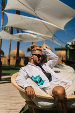 Yakışıklı adam dinlenme odasında dinleniyor.