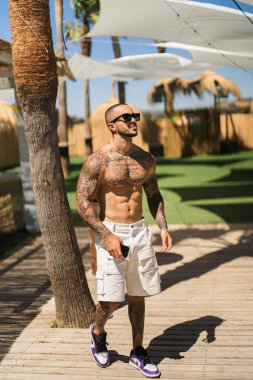 yakışıklı bir genç adam açık havada poz