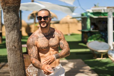 Sahilde sakallı bir adamın portresi.