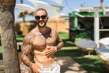 yakışıklı bir adam parkta