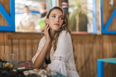 Yazın kafede güzel genç bir kadın.