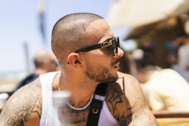 Güneş gözlüklü yakışıklı genç adam