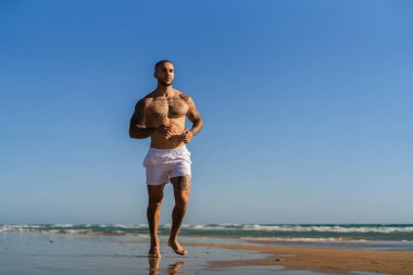 Kumsalda yakışıklı bir adam.