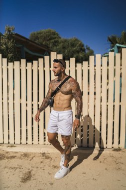 yakışıklı adam dövme ile