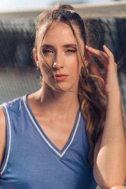 uzun saçlı genç çekici kadın portresi