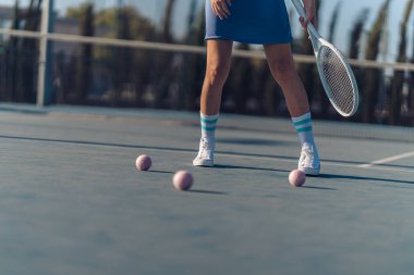 Kortta tenis oynayan kadın