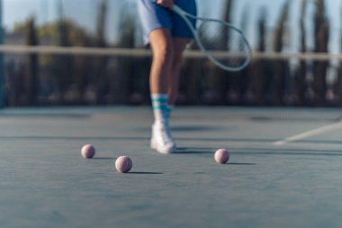 Sokakta tenis oynayan kadın..