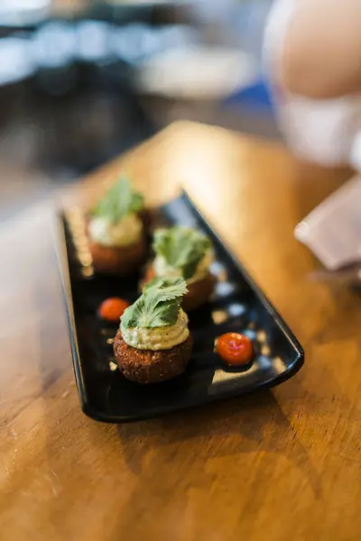 Krem, peynir ve fesleğenli taze bruschetta.