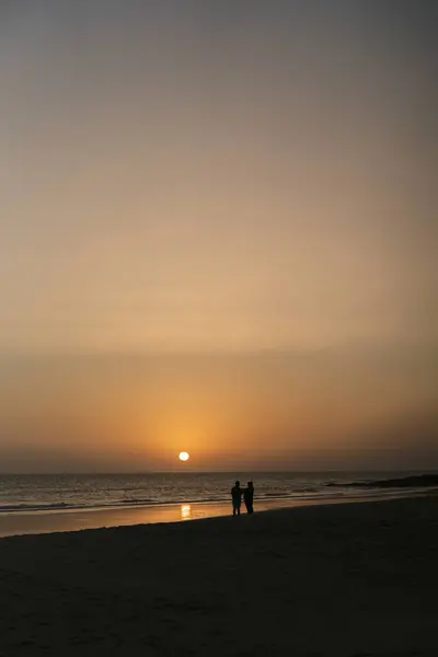 Denizin üzerinde güzel bir gün batımı