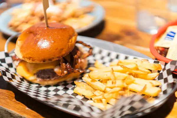 Bir tabak lezzetli hamburgerin yakın çekimi.