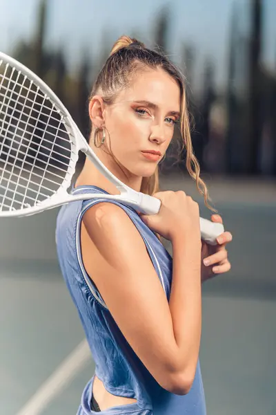 Tenis raketi tutan kadın