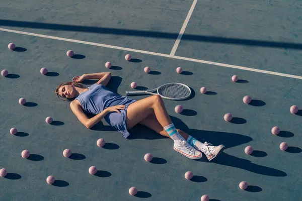 Tenis topunda uzanan kadın