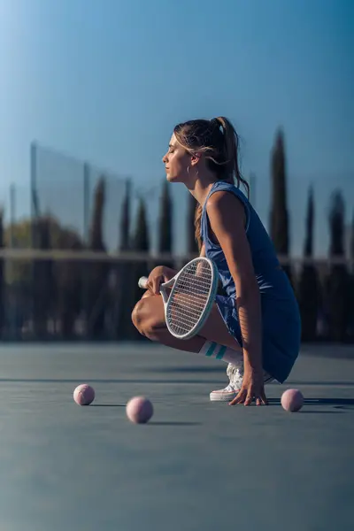 Tenis oynayan genç bir kadın