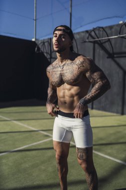 Kas gövde ile genç adam