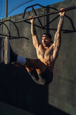 Çekme yapan erkek ups