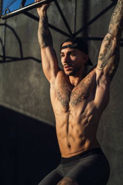 Kaslı ve kaslı yakışıklı, güçlü atletik bir adam.