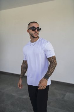 Şehirdeki modern bir binada beyaz gömlekli yakışıklı bir adam.