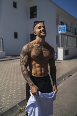 Sahilde poz veren yakışıklı bir gencin portresi..