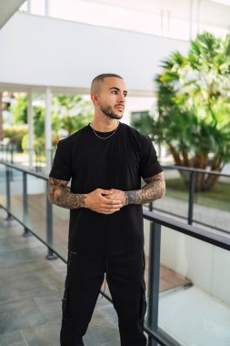 Beyaz tişörtlü, yakışıklı Afrikalı genç adam.