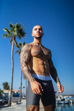 Sahilde duran yakışıklı genç adam.