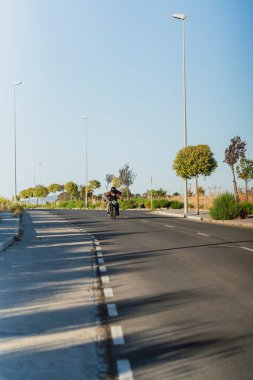 İsrail 'in kuzeyindeki Akdeniz şehrindeki yol.