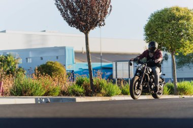 Şehir yolunda bisiklet süren genç adam.