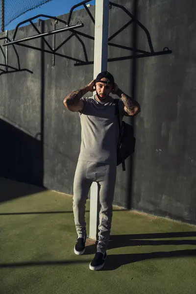 Şehir ortamında beyzbol şapkası ve sakallı bir gencin portresi..