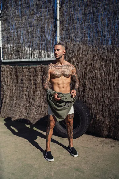 Dövmeli kaslı erkek sporcu