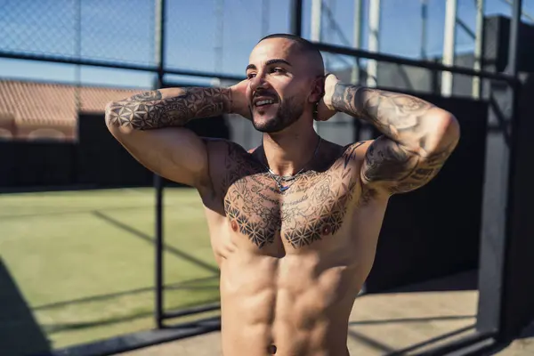 Delikanlı dışarıda egzersiz yapıyor.