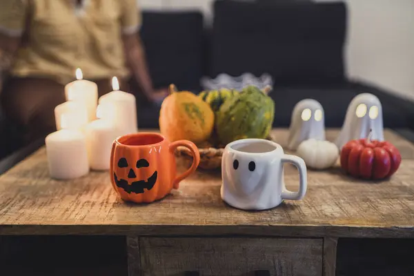 Beyaz gömlekli bir kadın ve odada bir balkabağı.