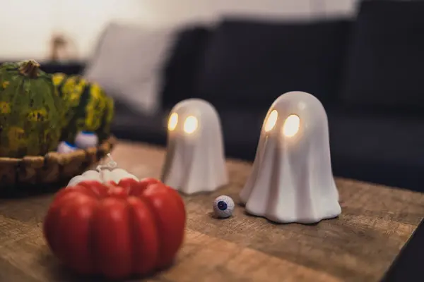 Cadılar bayramı için balkabağı, mum ve balkabağı.