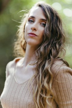 Sabahları ormanda güzel bir kadın.