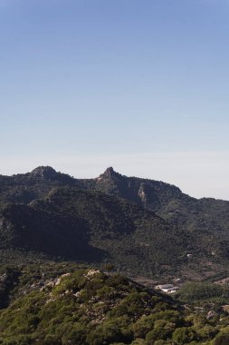 Mavi gökyüzü ile güzel dağ manzarası