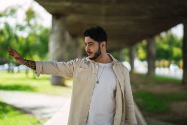 Parktaki genç yakışıklı hippi.