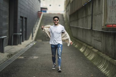 Şehirdeki genç adam