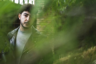 Genç adam bir ceket