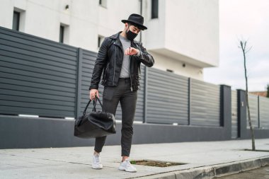 Siyah ceketli genç adam.