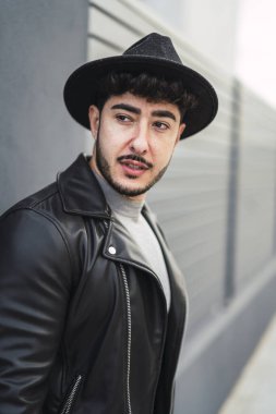 Yakışıklı adam şapka giyiyor