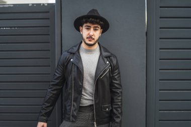 Şapkalı yakışıklı genç adam.