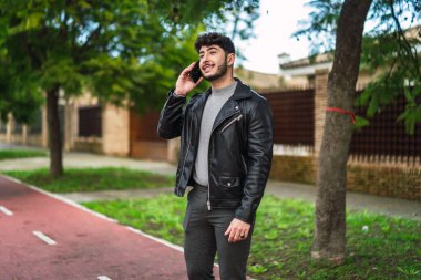 Parktaki genç adam.