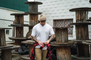 Şehirdeki adam. Dövmeli şapkalı adam.